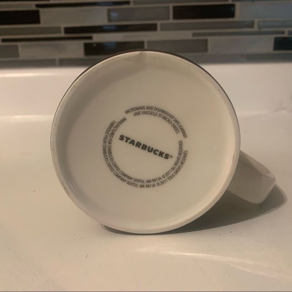 Starbucks Canada 2011 Collector's Series 16 oz Coffee Mug Red Maple Leaf print - Picture 5 of 5